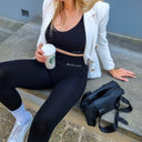 Vrouw in bamboe legging en sporttop van Bamboo Basics bij Underly, comfortabele duurzame kleding voor sport en dagelijks gebruik