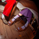 Paarse Alfredo Gonzales Ruffle sokken gedragen door model vanuit fisheye-perspectief
