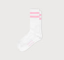 Organic Basics witte sportsokken met roze strepen, flat-lay opname van zachte damessokken van biologisch katoen.
