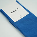 Flatlay van blauwe KLUE sokken van biologisch katoen, elegante uitstraling met gladde textuur.