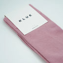 Flatlay van roze KLUE sokken van biologisch katoen, soepele structuur en verfijnde afwerking.