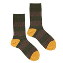 Flatlay van KLUE sokken in groen en geel van merinowol, gestreept design met warme uitstraling.