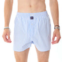 Man draagt gestreepte McAlson boxershort in blauw en wit, ademend katoenen ondergoed met klassieke amerikaanse fit