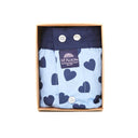 Verpakking van McAlson boxershort met donkerblauwe hartjes in luxe doos, 100% katoenen herenondergoed, ideaal cadeau.