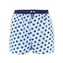 Flatlay van blauwe McAlson boxershort met donkerblauwe hartjes, 100% katoen en zachte tailleband, luxe herenondergoed.
