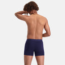 Achteraanzicht van model die een Bamboo Basics Rico herenboxershort draagt in het donkerblauw / navy, gemaakt van duurzaam bamboe dat warmteregulerend is