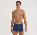 Organic Basics blauwe Soft Touch boxershort, model draagt duurzaam herenondergoed van lyocell.